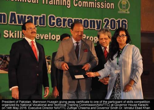 Mamnoon Hussain giving away certificate